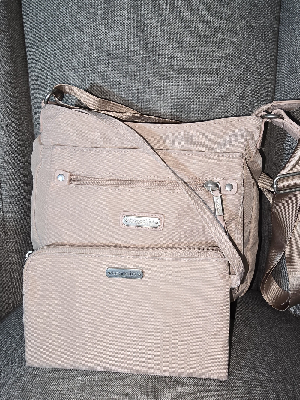 🌷NWOT🌷Baggallini Blush Crossbody with Matching Pouch - Picture 3 of 12
